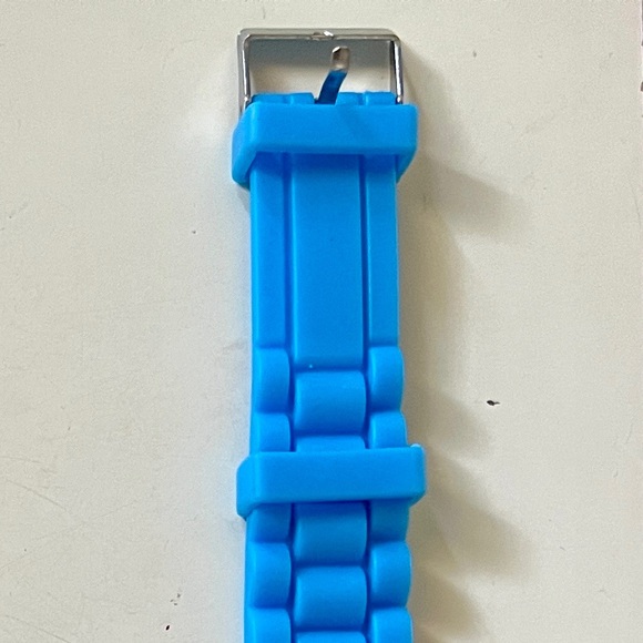 🐆 Turquoise Wristwatch with Silicone Strap and Rose Gold Detail - Picture 3 of 4